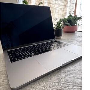 MacBook Pro 13”‎ 2018 i5 8GB 256GB SSD – Works Great, Needs Battery, Minor Flaws